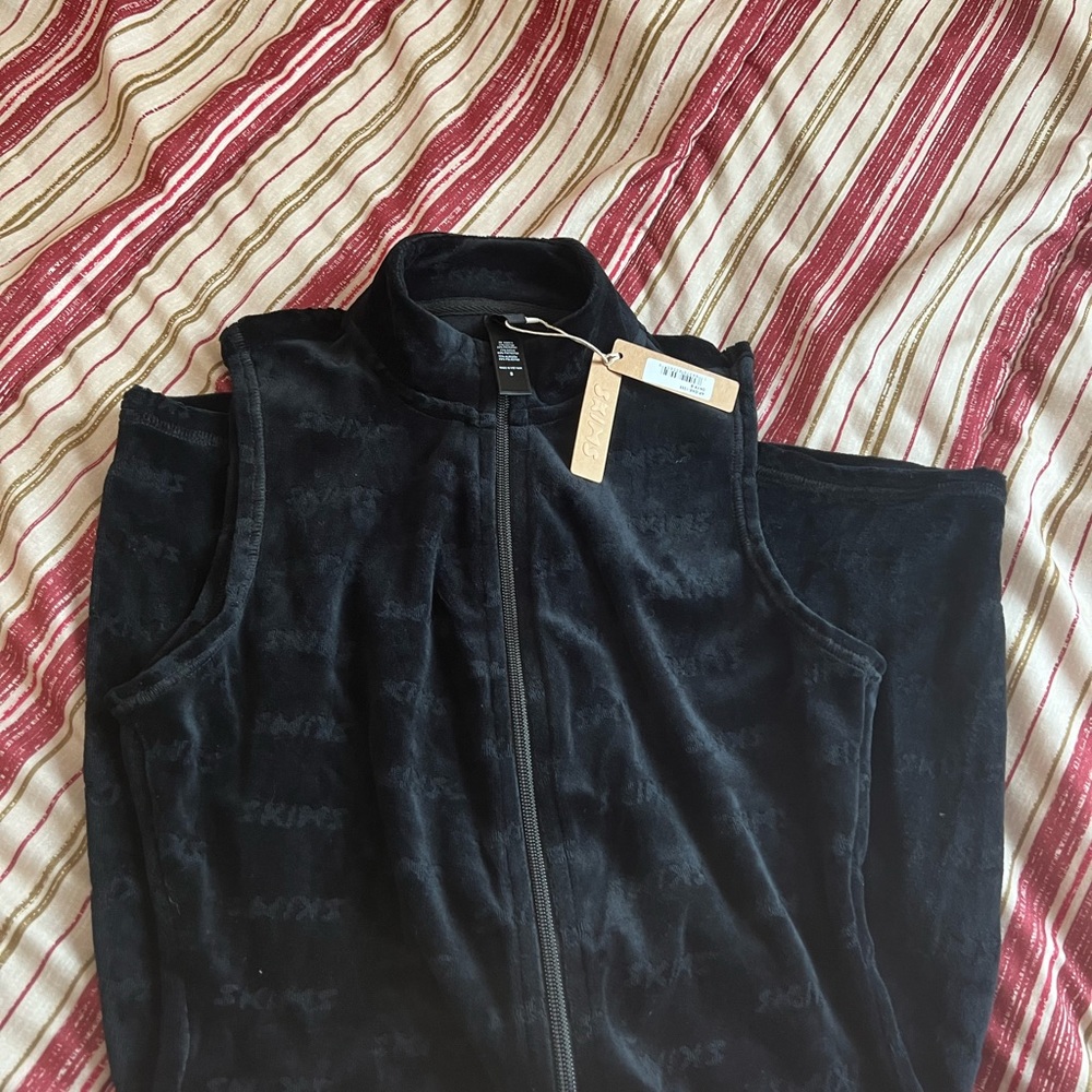 Doesn’t fit so I am selling. Has never been worn. Will arrive with tags - Picture 3 of 4